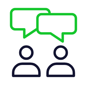 Due figure umane semplici e delineate con bolle vocali verdi sopra le loro teste, che indicano una conversazione su come aumentare le recensioni o su strategie di comunicazione efficaci.